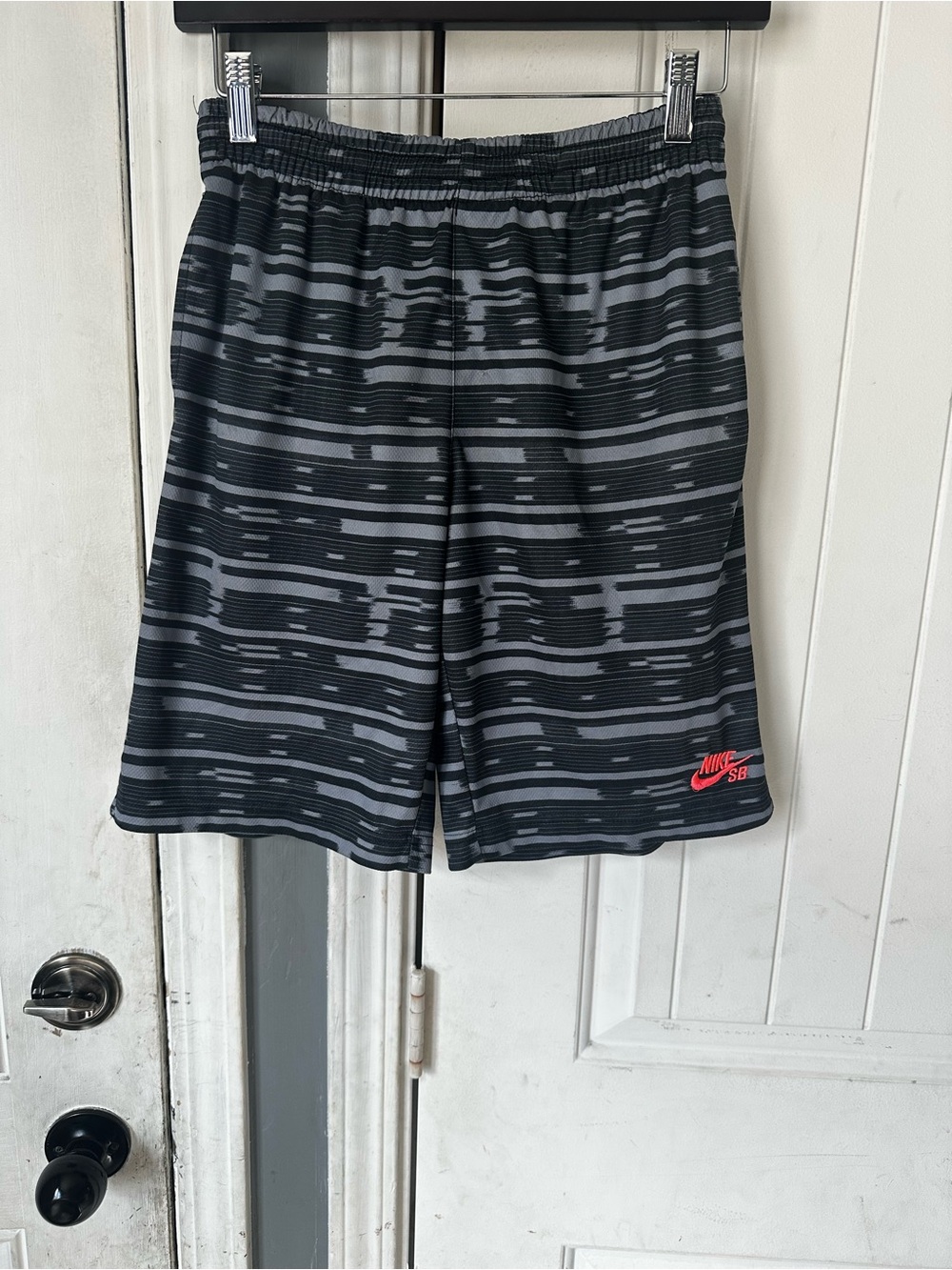 Nike SB Youth Boys Gray & Black Striped Athletic Shorts - Size Medium (10-12)